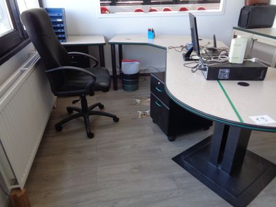 un bureau avec une chaise et un ordinateur dessus