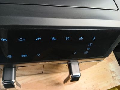 une photo d'une imprimante noire posée sur une table en bois