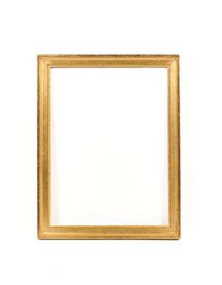 un cadre doré sur un mur blanc, avec un fond blanc