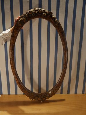 un homme qui se tient devant un miroir