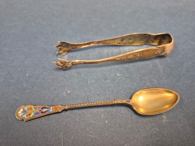 deux cuillères posées l'une à côté de l'autre sur une table