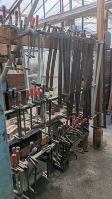 Plusieurs morceaux de bois sont en cours de travail dans un atelier