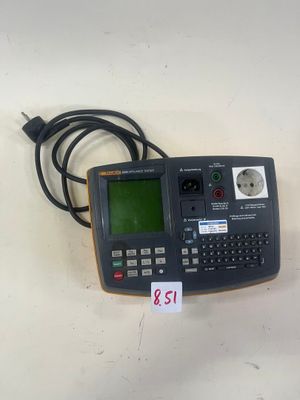 un petit appareil électronique posé sur une table