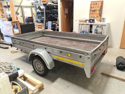 une remorque garée dans un garage