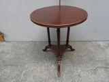 une petite table sur laquelle est posé un parasol