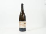 une bouteille de vin posée sur une table