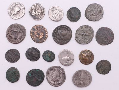 plusieurs types de pièces de monnaie sont présentés sur une surface blanche