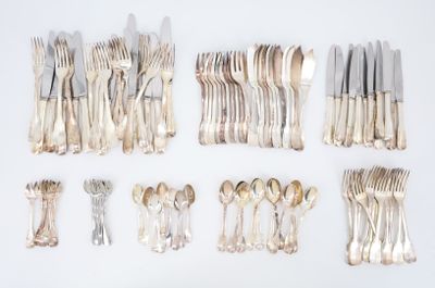 beaucoup de fourchettes et de cuillères sur la table