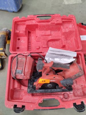 une boîte à outils rouge avec des outils sur le sol
