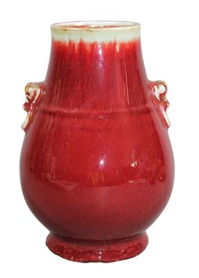 un vase rouge à deux anses sur fond blanc
