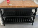 une table en bois sur laquelle est posée une bouteille d'eau