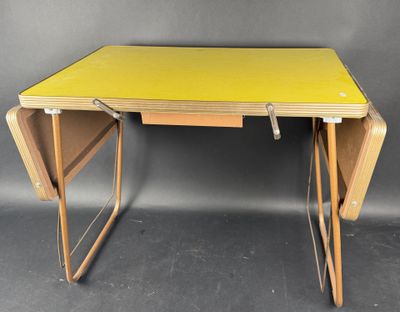 une table jaune avec un plateau en bois et deux pieds