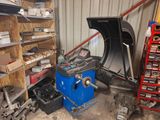 une image d'un garage avec beaucoup d'outils