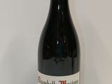une bouteille de vin posée sur une table