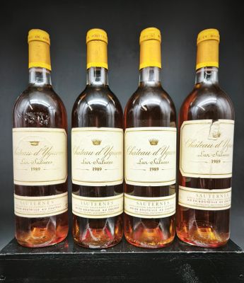 quatre bouteilles de vin sont alignées