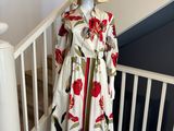une image représentant un mannequin vêtu d'une robe et d'un chapeau