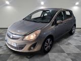 la photo d'une voiture argentée garée dans un garage
