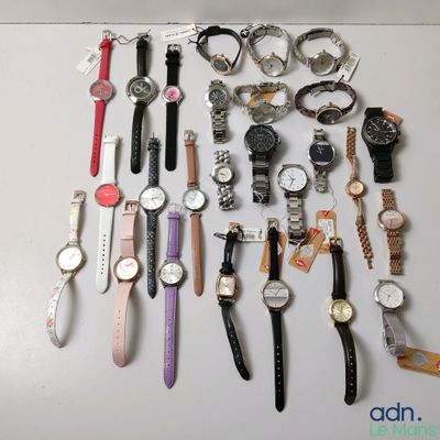 de nombreux modèles de montres exposés sur une table