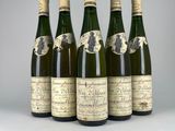 six bouteilles de vin sont alignées dans une rangée