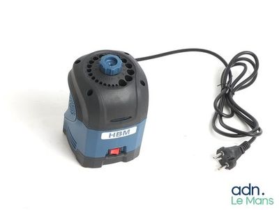 une image représentant une pompe électrique bleue et noire posée sur une surface blanche