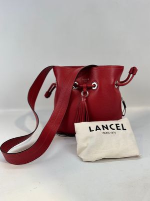 un petit sac seau rouge muni d'un cordon de serrage et d'un cordon de serrage