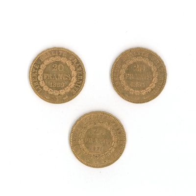 trois pièces d'or, dont l'une est ornée d'une couronne et l'autre d'une couronne