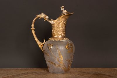 une image représentant un vase en or et en argent posé sur une table en bois