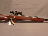 gros plan d'un fusil à lunette sur fond blanc