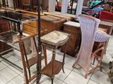 deux chaises et une table dans une pièce où il y a beaucoup de meubles
