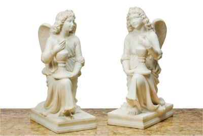Paire de sculptures en marbre blanc représentant deux anges …