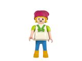 une figurine représentant une femme portant un chapeau et un pantalon vert