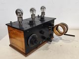 une radio à l'ancienne posée sur une table