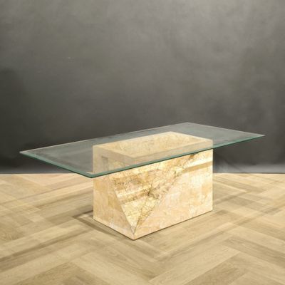 une photo d'une table basse en verre posée sur un parquet