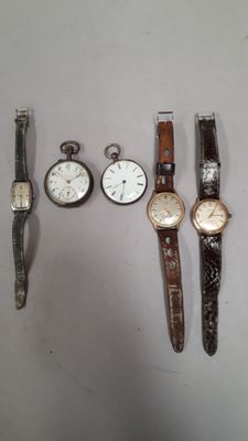 plusieurs types de montres sont alignés sur une surface blanche