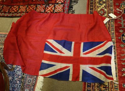 un drapeau britannique posé sur un tapis au sol