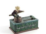 une figurine représentant un homme assis sur une caisse, tenant une canne à pêche