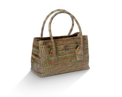 une image représentant un sac à main en cuir de crocodile marron sur fond blanc