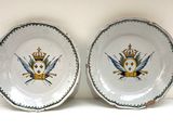 deux assiettes blanches à motifs bleus et or