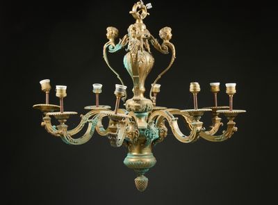 un lustre sur lequel sont disposées cinq bougies