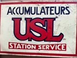 un panneau indiquant « USL Station Service » sur la façade d'un immeuble