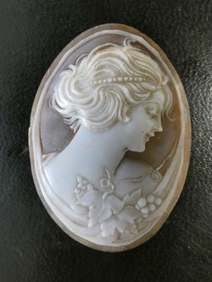 un gros plan du visage d'une femme dans un coquillage sculpté