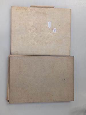deux boîtes empilées l'une sur l'autre