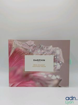 conception du packaging du parfum Darphin, mettant en avant une fleur rose et blanche