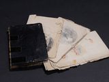 plusieurs vieux livres sont empilés sur une table