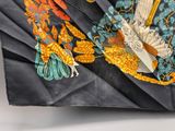 un sac noir orné d'un oiseau et de fleurs