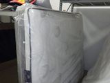 un matelas posé sur une table dans une pièce