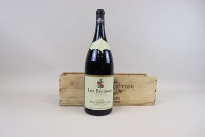 une bouteille de vin rouge dans une caisse en bois sur fond blanc