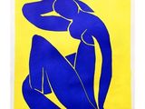 un tableau bleu et jaune représentant une femme assise sur un fond jaune