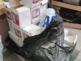 une pile de cartons empilés les uns sur les autres dans une pièce