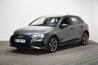 une Audi Q3 grise garée dans une pièce au sol à carreaux